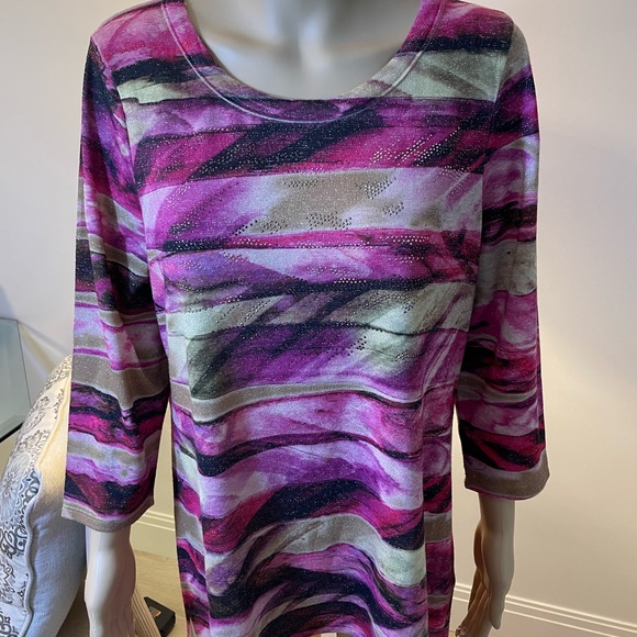 Chico’s, Glitter & Silver Studded with shark bite bottom Tunic is a Sz and 10-12 - Picture 2 of 11